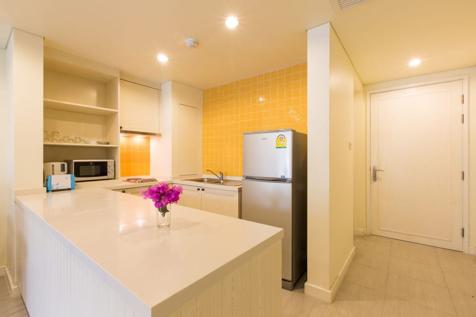 Full-size fridge, microwave, stovetop, coffee/tea maker