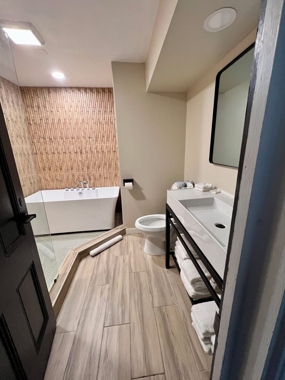 King Studio with Jacuzzi Tub | Bathroom | Shower, free toiletries, towels, soap