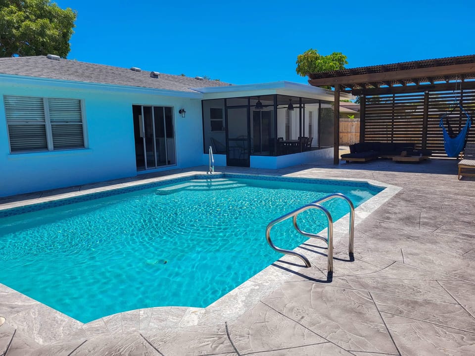 Coastal home w/ Heated Pool Near Anna Maria Island