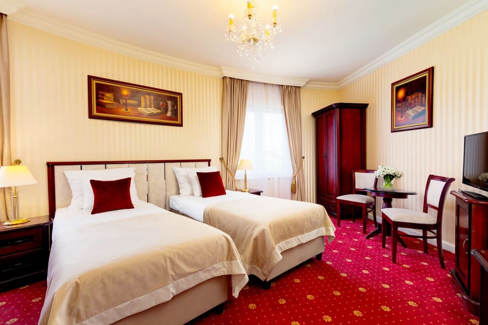 Double Room | Desk, rollaway beds, free WiFi, bed sheets