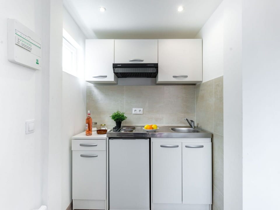 Cabinetry, Property, Building, Kitchen Appliance, Home Appliance, Interior Design, Floor, Flooring, Kitchen