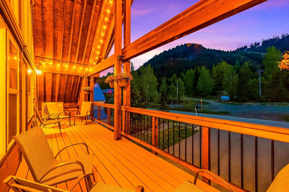 Front deck has a great hangout space to view the mountain across the street