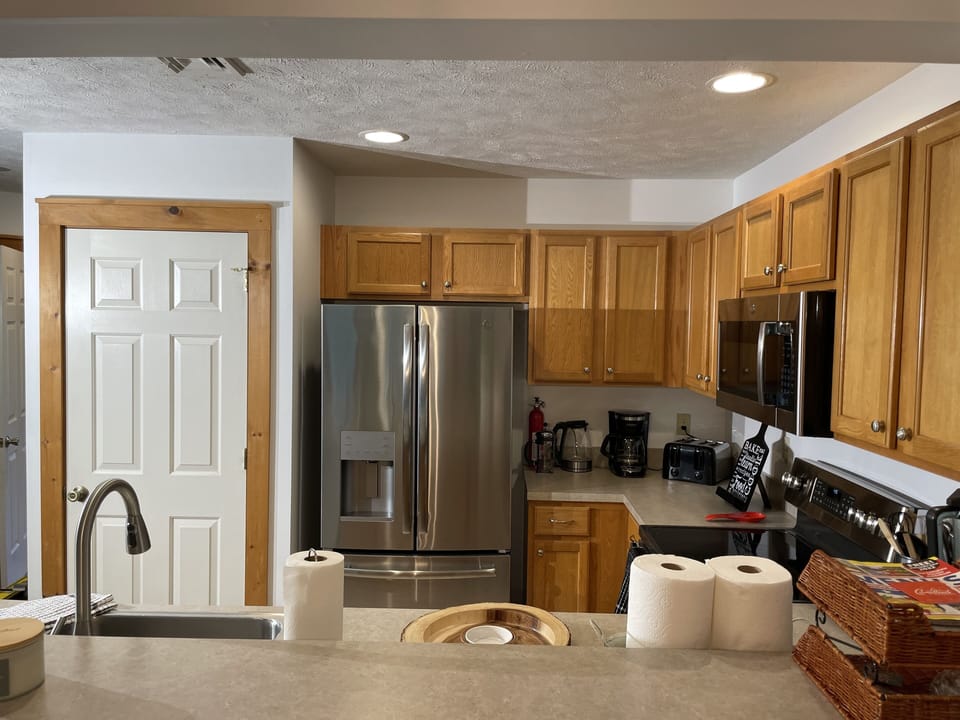 Plenty of Kitchen space, new pots and pans, toaster, blender, crock pot, etc.