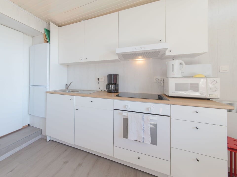 Cabinetry, Building, Countertop, Property, Kitchen Appliance, Kitchen Sink, Sink, Kitchen Stove, Tap, Kitchen
