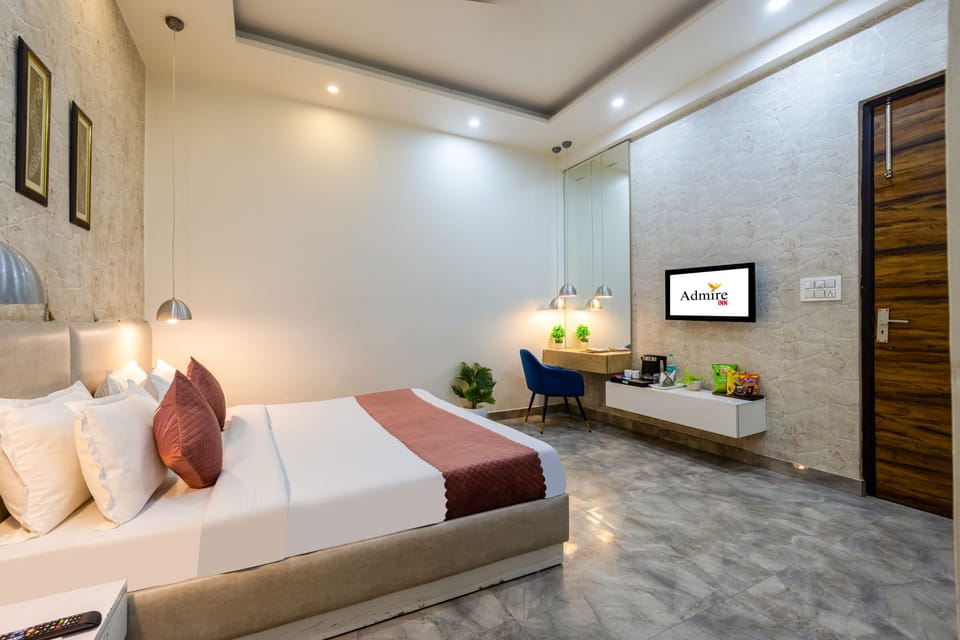 Deluxe Room | Egyptian cotton sheets, premium bedding, Select Comfort beds, desk