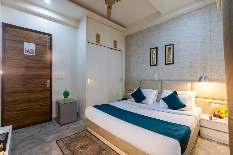 Deluxe Room | Egyptian cotton sheets, premium bedding, Select Comfort beds, desk