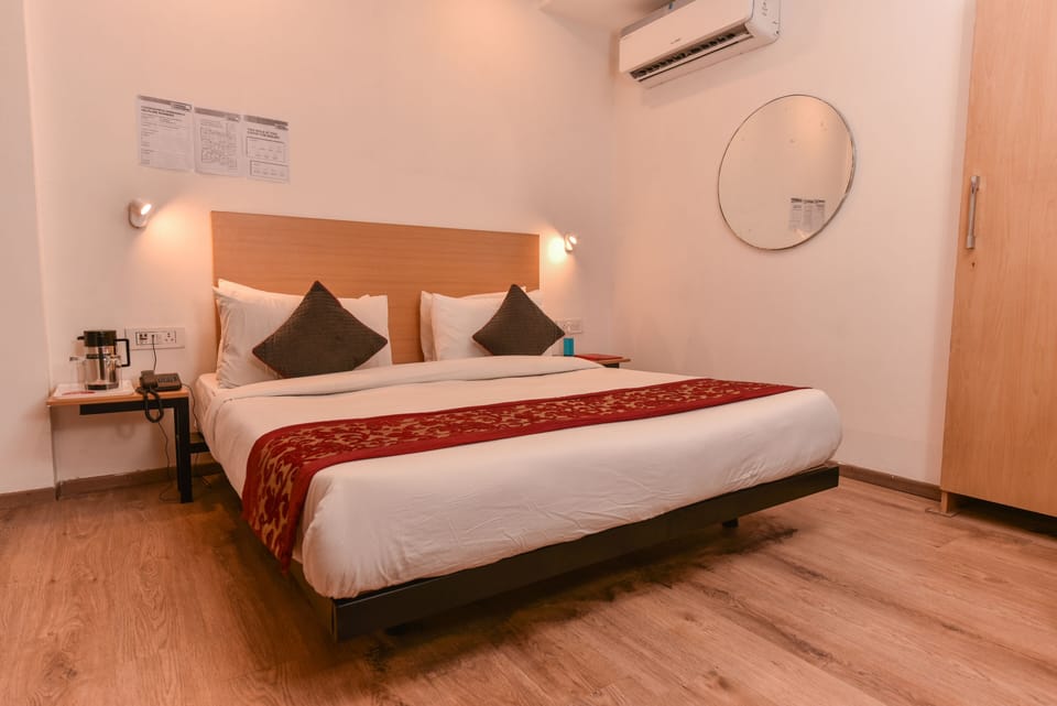 Deluxe Room | Egyptian cotton sheets, premium bedding, Select Comfort beds, desk