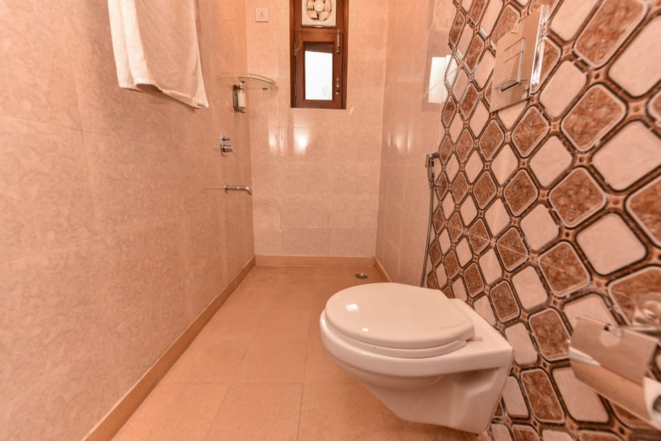Deluxe Room | Bathroom | Shower, rainfall showerhead, free toiletries, towels
