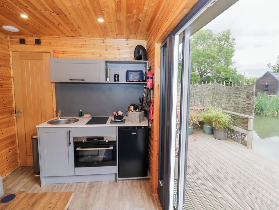 Cottage | Private kitchen | Fridge, electric kettle, toaster, cookware/dishes/utensils