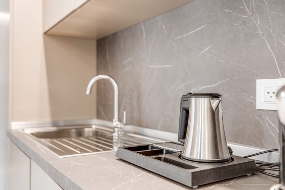 Deluxe Suite | Private kitchen | Fridge, microwave, stovetop, espresso maker