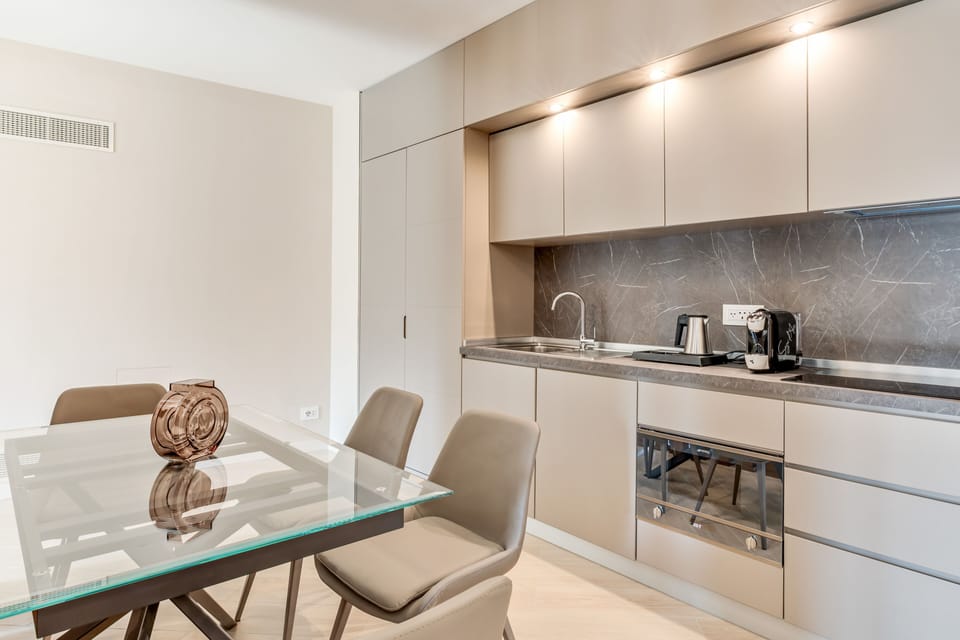 Deluxe Studio Suite | Private kitchen | Fridge, microwave, stovetop, espresso maker