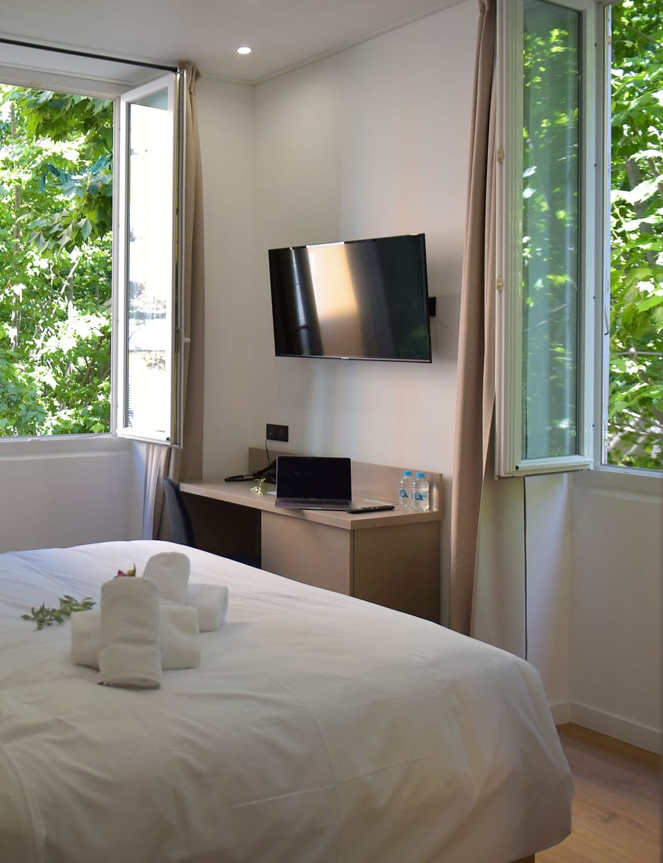 Comfort Room | Select Comfort beds, in-room safe, desk, laptop workspace