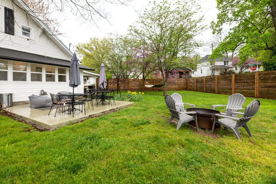 Plenty of space to hangout with friends & family!