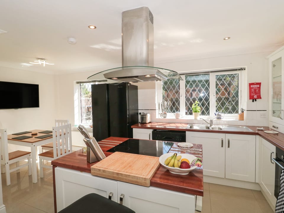 Cottage | Private kitchen | Fridge, dishwasher, electric kettle, toaster