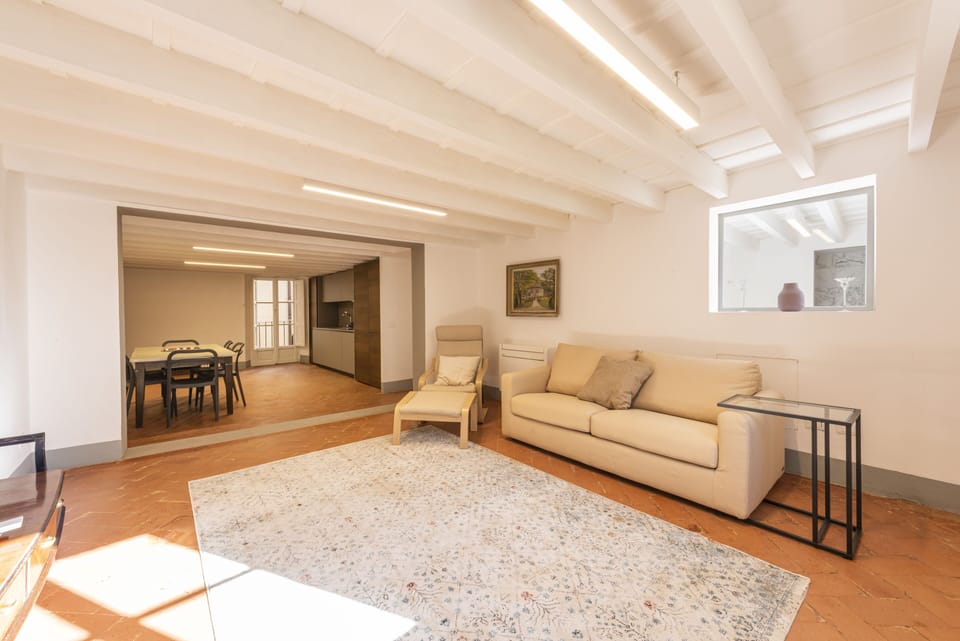 Deluxe Apartment | Living area | 40-inch flat-screen TV with digital channels, TV
