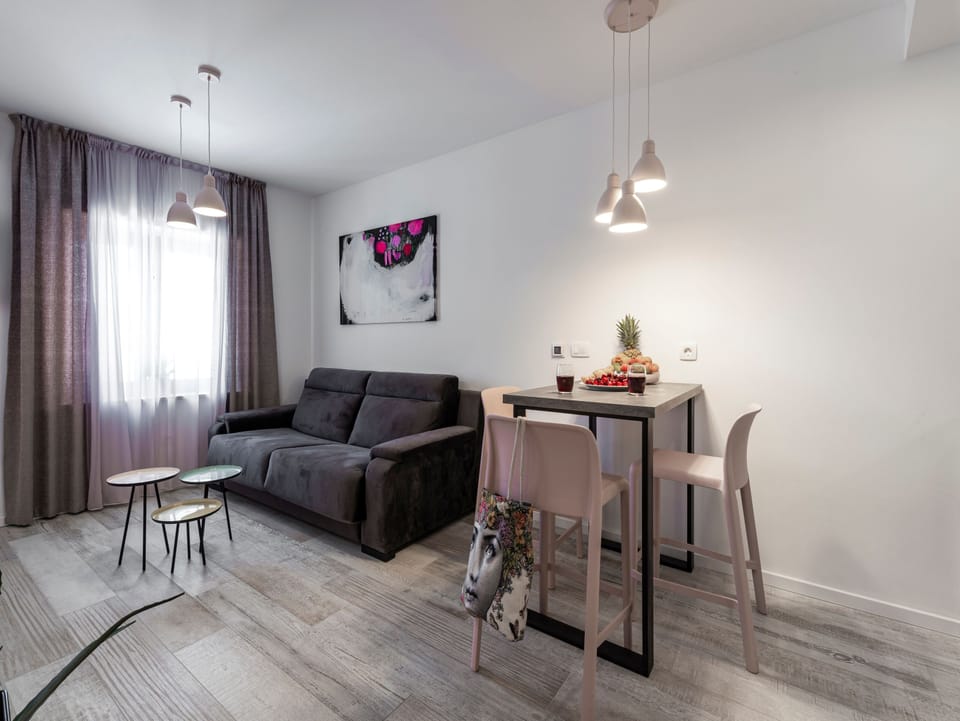 Apartment (0 Bedroom) | Living area | 102-cm flat-screen TV with cable channels, TV