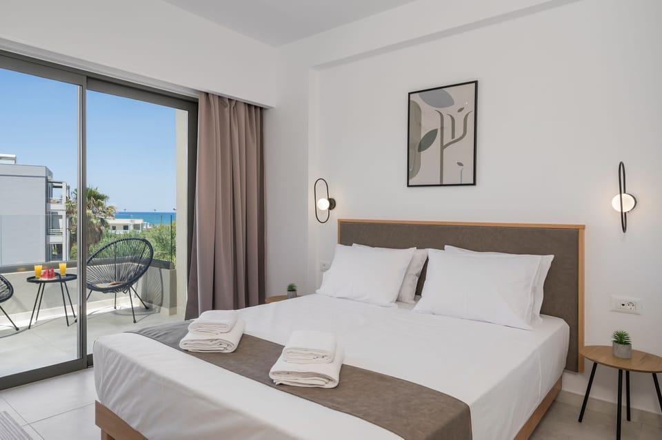 Queen room with Sea View | Desk, laptop workspace, soundproofing, free WiFi