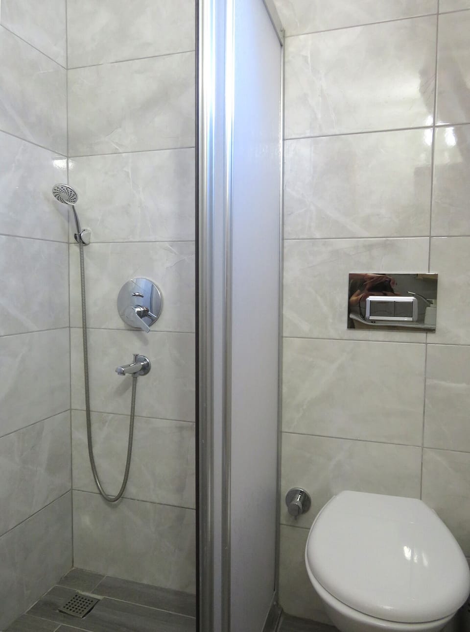 Classic Double Room | Bathroom | Shower, hair dryer, towels