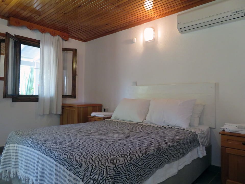 Classic Double Room | Laptop workspace, blackout drapes, travel crib, WiFi (free)