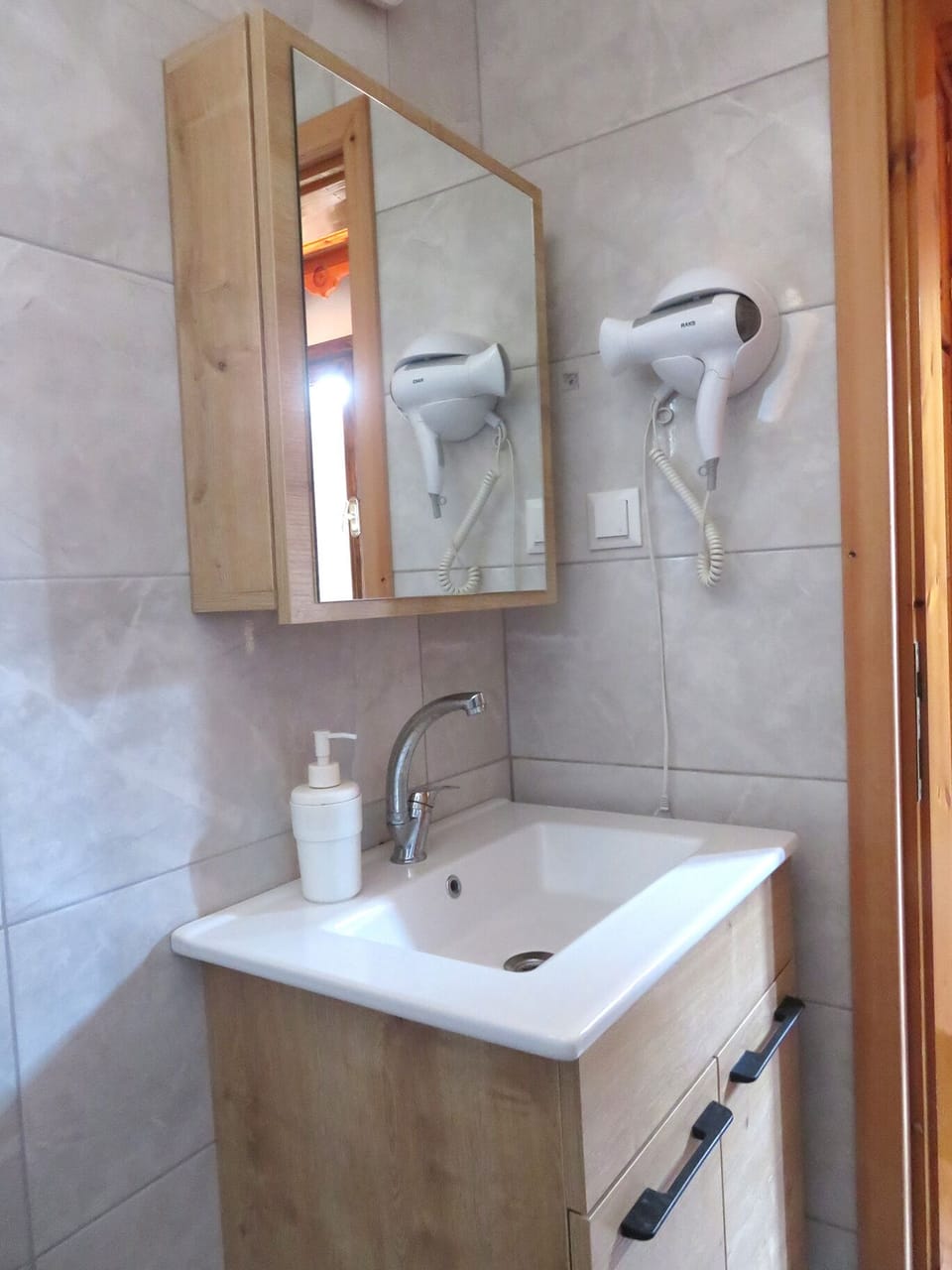Classic Double Room | Bathroom | Shower, hair dryer, towels