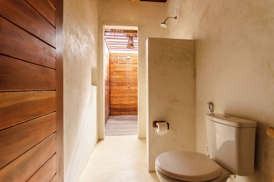 Bangalo Casal com Ducha ar livre | Bathroom | Shower, hydromassage showerhead, designer toiletries, bidet