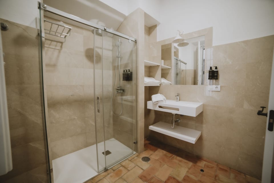 Classic Twin Room (Cádiz) | Bathroom | Shower, rainfall showerhead, designer toiletries, hair dryer