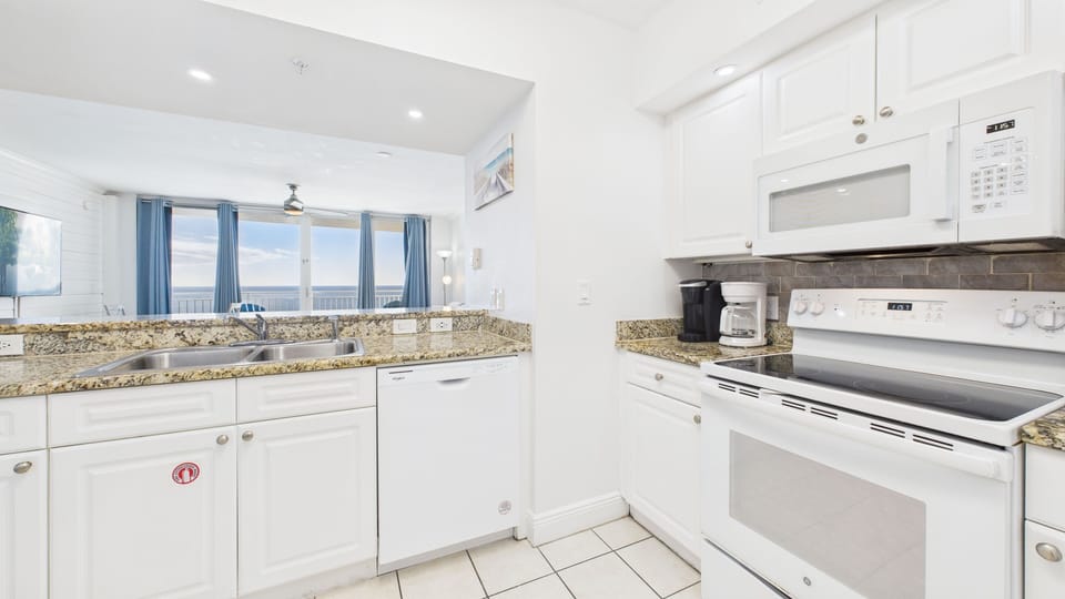 Fully applianced kitchen with all the cooking essentials