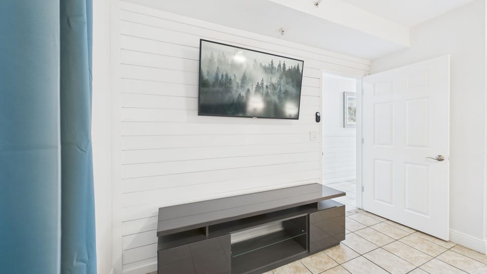 Master bedroom with king bed and ensuite bathroom + TV(sleeps 2)