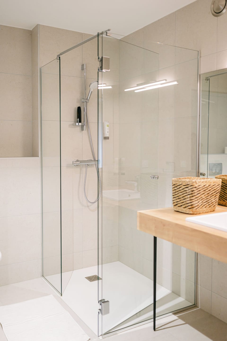 Deluxe Room | Bathroom | Shower, hair dryer, towels