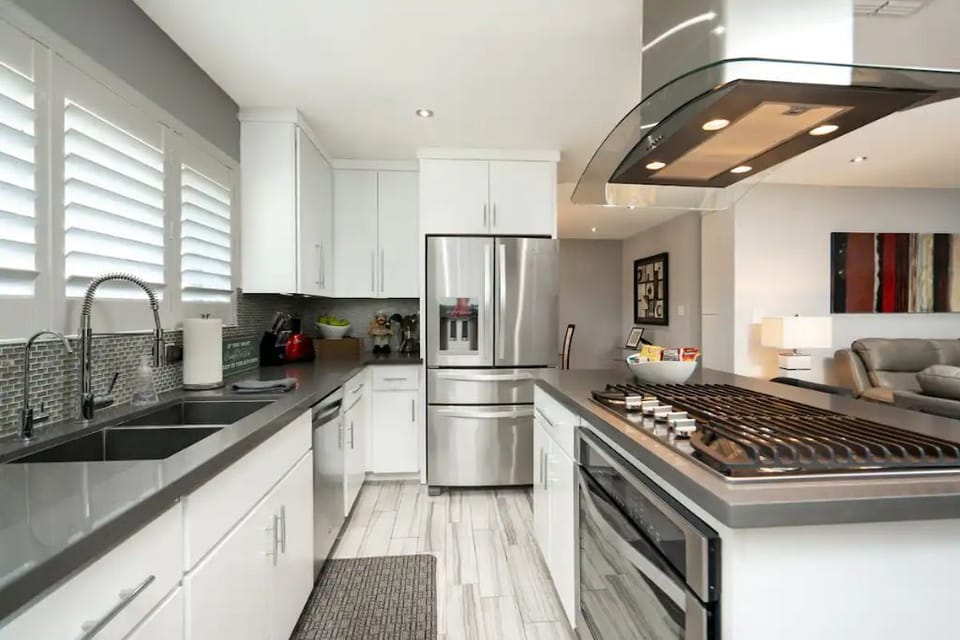 Beautiful Kitchen with gas cooktop and all the amenities.
