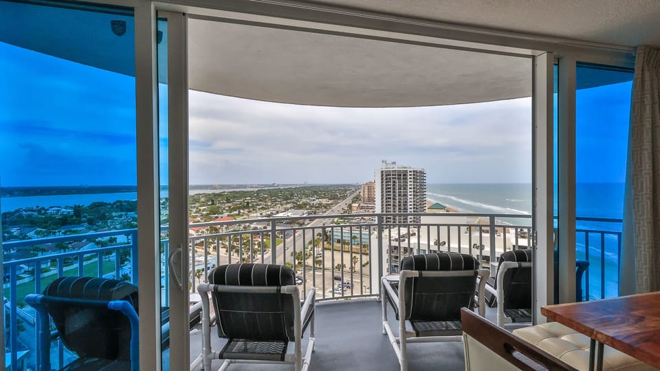 Enjoy incredible panoramic ocean, coastline and river views from the 17th floor.