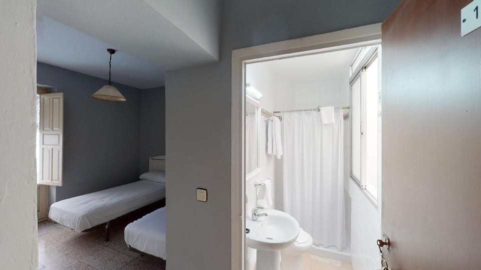 Basic Twin Room, Ensuite | Travel crib, free WiFi, bed sheets