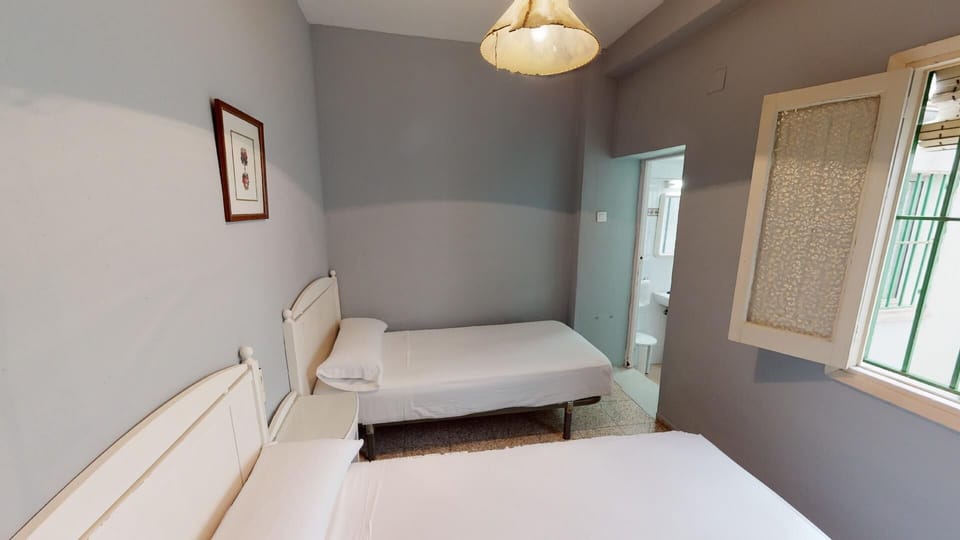Basic Twin Room, Ensuite | Travel crib, free WiFi, bed sheets