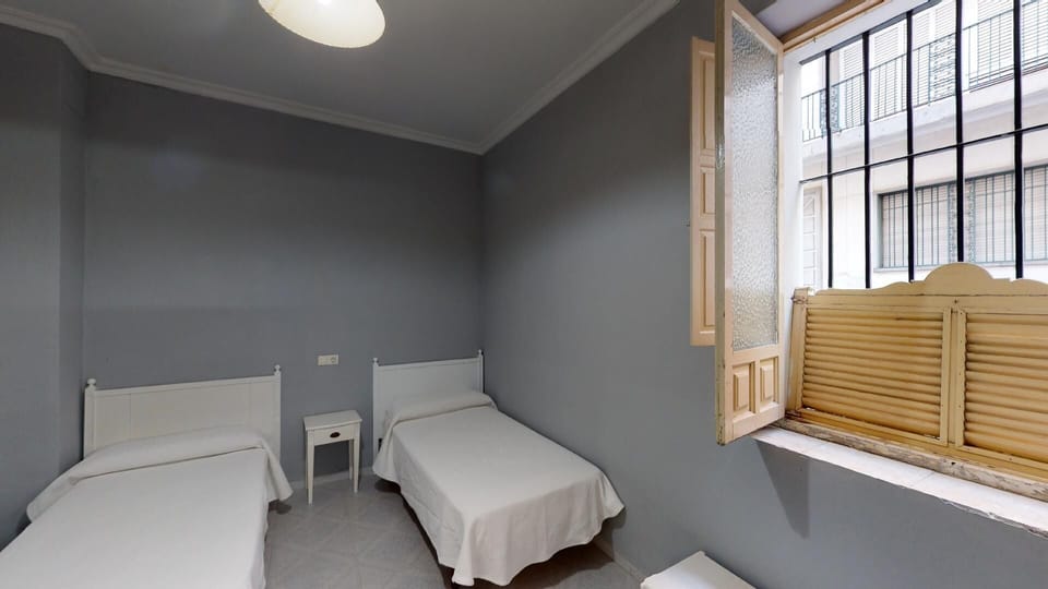 Basic Twin Room, Ensuite | Travel crib, free WiFi, bed sheets