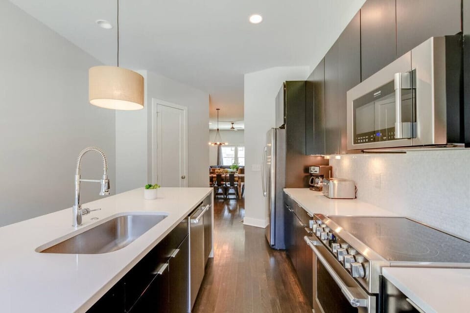 Modern style kitchen for all your cooking needs, fully equipped with quality appliances