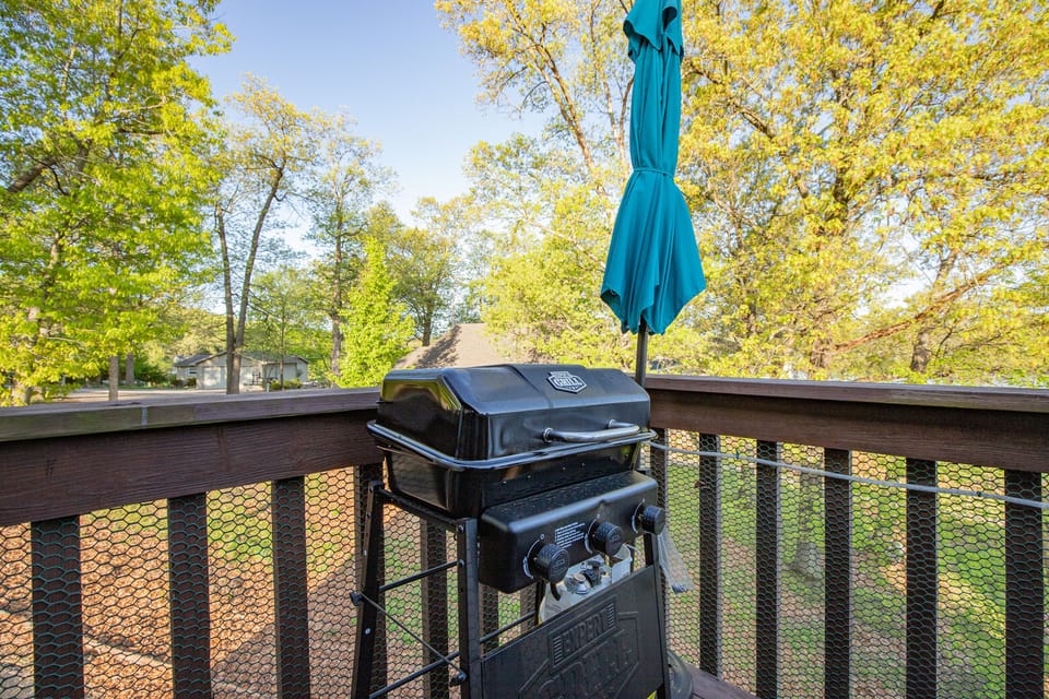 Grill Overlooking The Lake Area