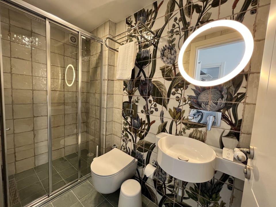 Deluxe Triple Room, 2 Bedrooms | Bathroom | Shower, hair dryer, heated floors (bathroom), towels