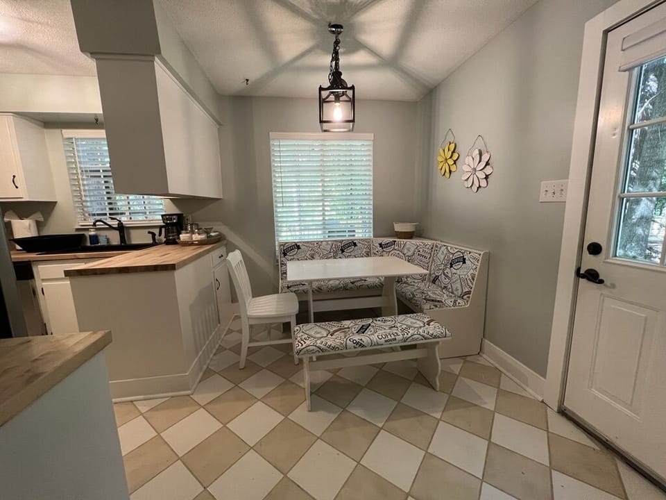 Eat-in kitchen
