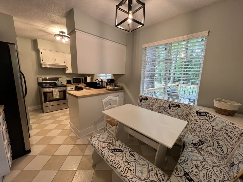 Eat-in kitchen