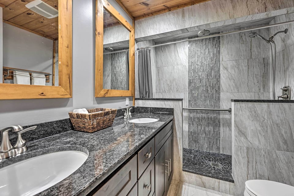 Full Bathroom | Towels Provided