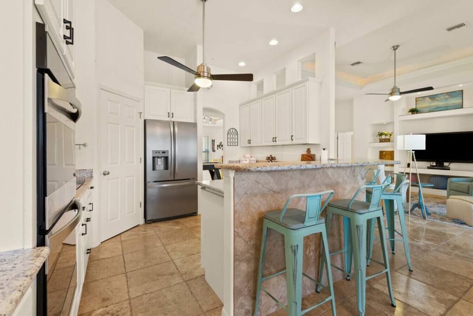 Gorgeous open floor plan. New appliances, large walk-in pantry for your use.