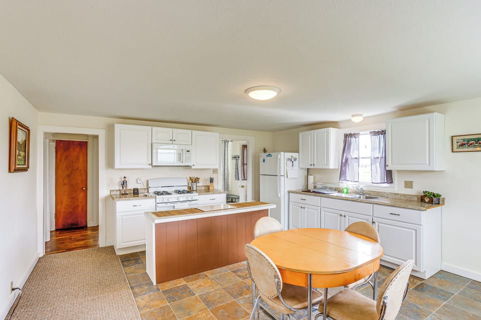 Kitchen | Coffee Maker | Dishware & Flatware | Blender | Toaster | Spices