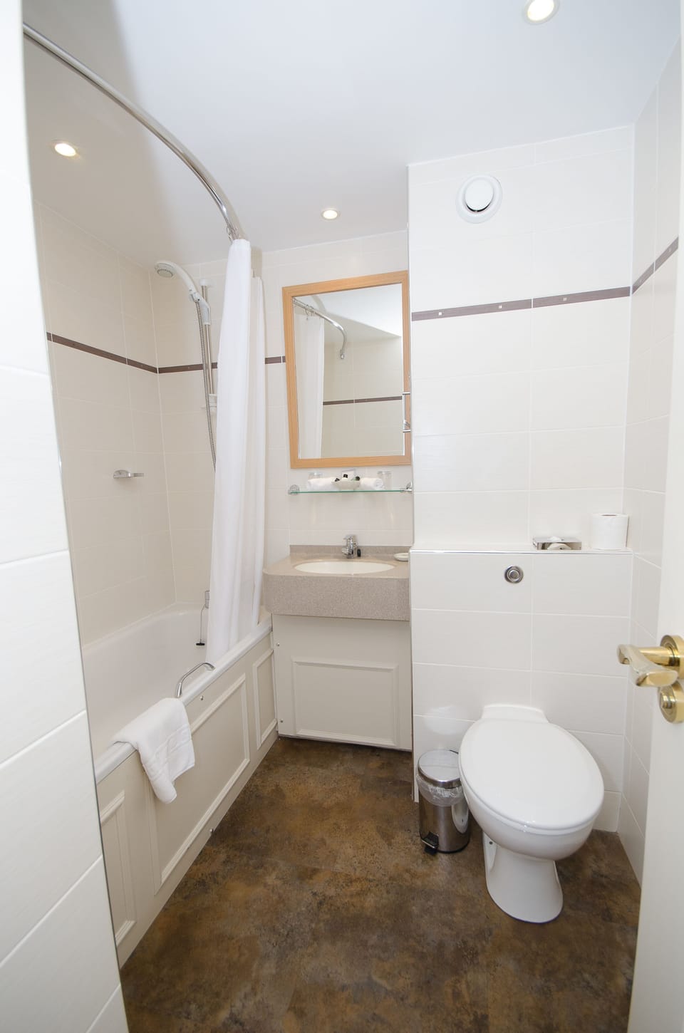 Combined shower/tub, free toiletries, hair dryer, towels