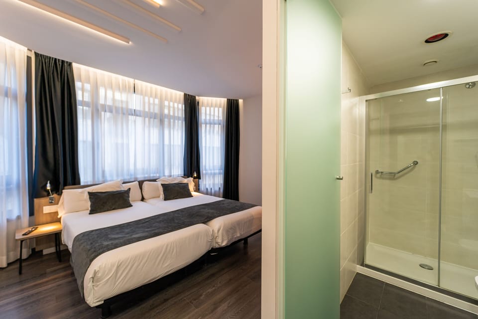 Double Room | In-room safe, desk, soundproofing, free WiFi