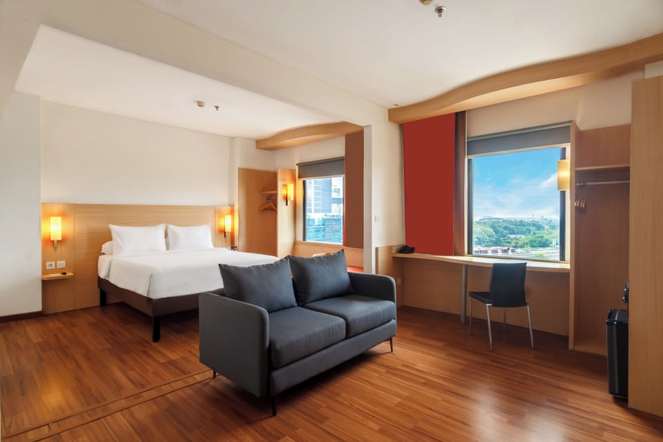 Junior Room | Minibar, in-room safe, desk, soundproofing