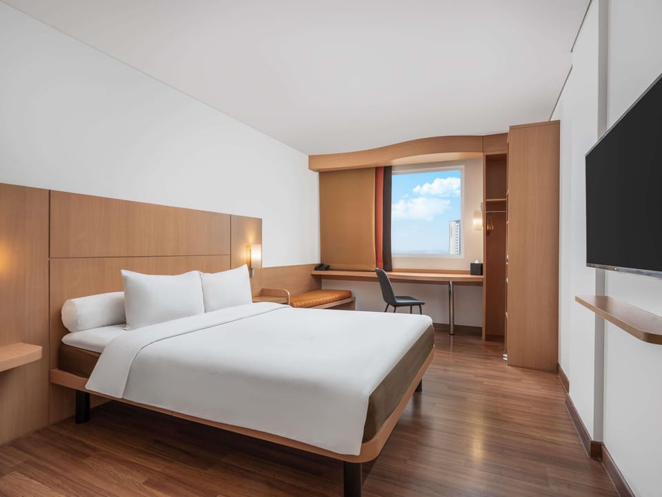 Standard Room, 1 Double Bed | In-room safe, desk, blackout drapes, iron/ironing board