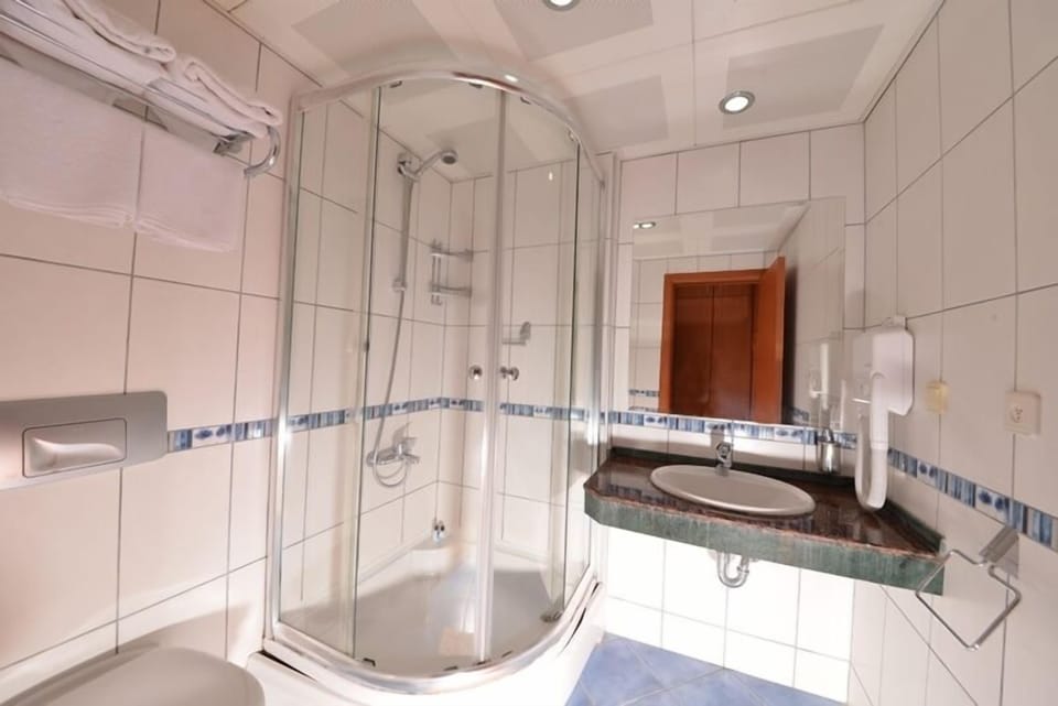 Standard Room | Bathroom | Shower, hair dryer, towels