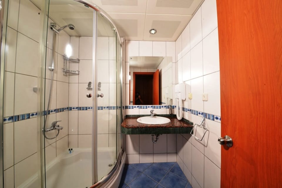 Standard Room | Bathroom | Shower, hair dryer, towels