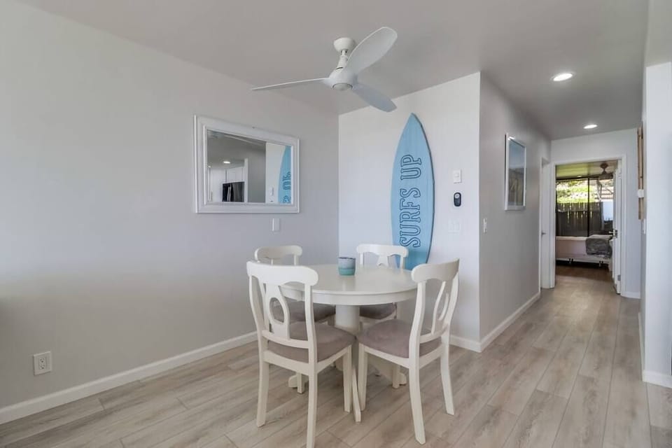 A little dining table for you the share with your family and friends.