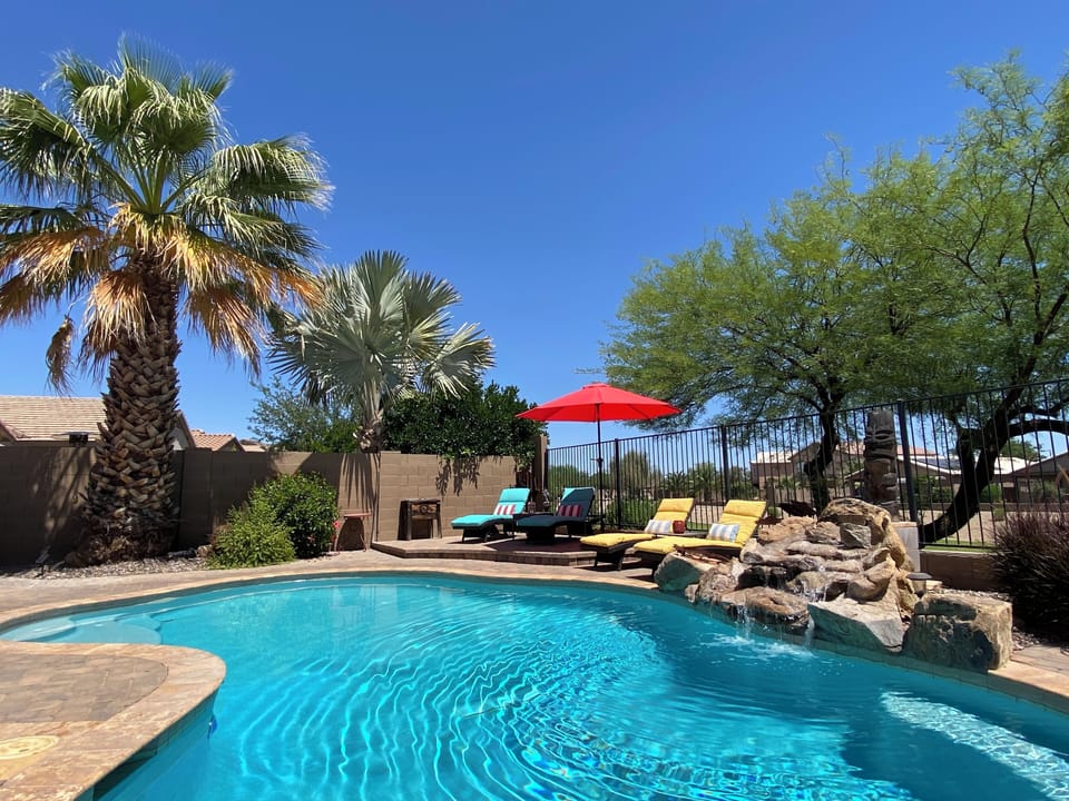 Oasis in the Desert! Private heated pool & view fence overlooking a quiet park.